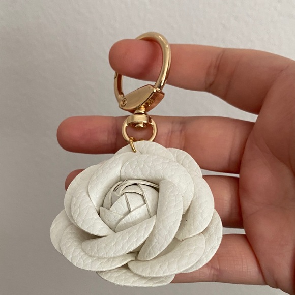 Accessories - Elegant White Floral Keychain Accessory
